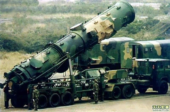 Tên lửa đạn đạo tầm trung Đông Phong-21 của quân đội Trung Quốc